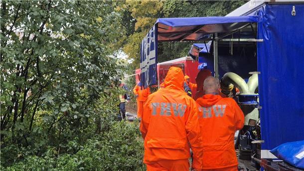 Starkregen überflutet Straßen und Keller im Westen Für Einsatzkräfte bringen die starken Unwetter viel Arbeit mit sich.