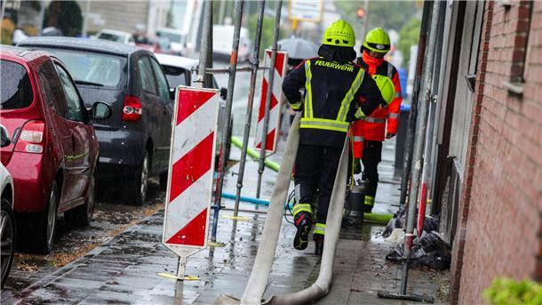 Für Feuerwehrleute gab es am Dienstag viel zu tun. Im Westen Deutschlands hatte es so viel geregnet, dass Keller und Wohnungen unter Wasser standen.