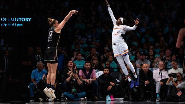 WNBA: Sabally hält Playoff-Duell mit ihrer Schwester offen Für Fiebich (links) und die Liberty lief kaum etwas zusammen.