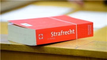 Für Freiheitsberaubung sieht das Strafgesetz in Deutschland bis zu fünf Jahre Haft vor. Der Mann, der wegen eines solchen Delikts derzeit in Zeven vor Gericht steht, wollte sich hingegen nicht mit einer siebenmonatigen Bewährungsstrafe abfinden.