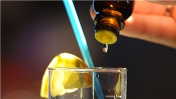 So soll das Stadtfest in Nordenham besonders sicher werden Jemand schüttet K.O.-Tropfen in ein Glas.
