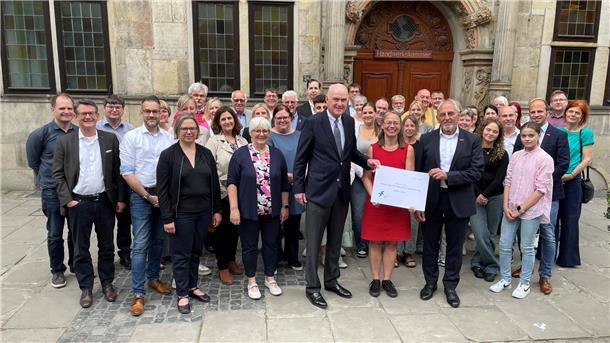 Eine Gruppe Menschen steht vor dem Eingang des Gewerbehauses der Handwerkskammer Bremen