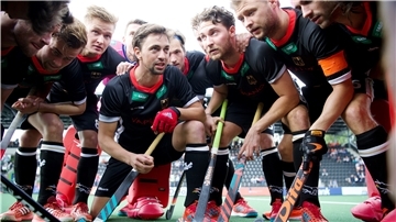 Für Hockey-Kapitän Tobias Hauke (4. v. l.) sollte Olympia 2020 der Abschluss seiner Karriere werden. Der 32-jährige Hamburger hält sich noch dieOption auf die Spiele im nächsten Sommer offen – und damit für ein erfreulicheres Ende, aber auch erneut viel Trainingsqual.