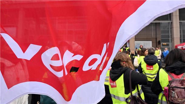 Landrat Marco Prietz ehrt Verdi-Jubilar*innen auf Mitgliederversammlung Für höhere Löhne und verbesserte Arbeitsbedingungen haben in den vergangenen Tagen viele Verdi-Mitglieder in Deutschland demonstriert.