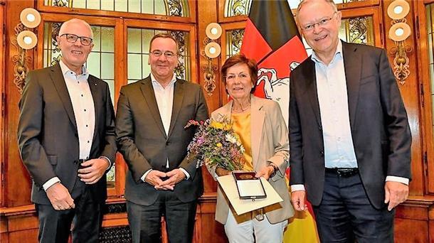 Für ihr jahrelanges ehrenamtliches Engagement im Sportverein Nordenham wurde Annemarie Hadeler vom niedersächsischen Ministerpräsidenten Stephan Weil (rechts) und Niedersachsens Minister für Inneres und Sport, Boris Pistorius (zweiter von links), geehrt.