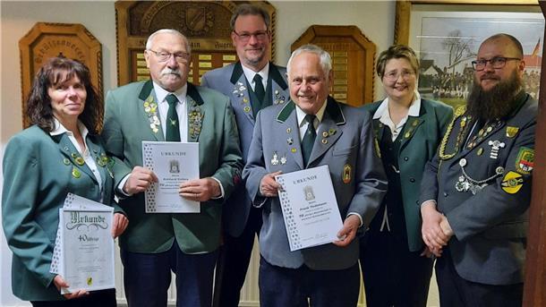 Gruppenfoto von Mitgliedern des Schützenvereins Spaden in Uniform bei der Jahreshauptversammlung, einige Geehrte halten Urkunden für langjährige Mitgliedschaft.