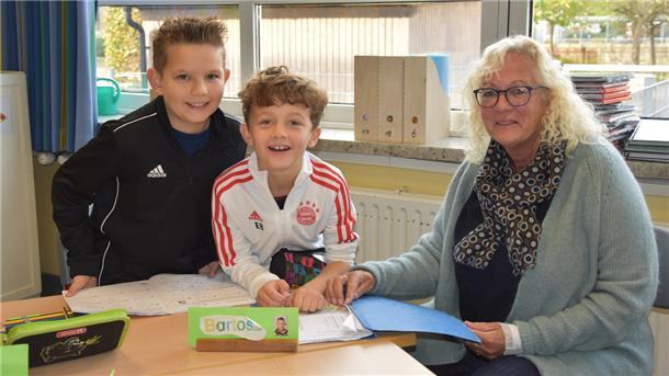 Das Foto zeigt Ilse Carstens-Rillox mit zwei ihrer Schüler. 