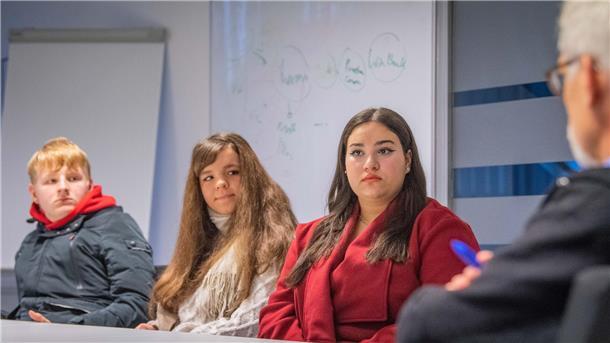 Jugendliche der Schule am Leher Markt in Bremerhaven im Gespräch mit Redakteuren der Nordsee-Zeitung