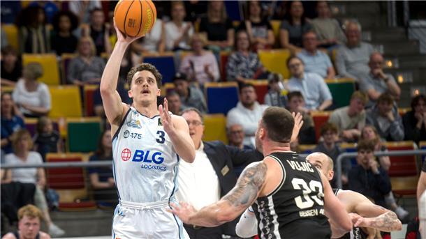 Für Jake Biss (links) und die Eisbären geht es am Dienstag ums Ganze. Bei einer erneuten Niederlage gegen die Gießen 46ers ist die Saison für die Bremerhavener zu Ende.