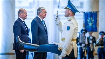 Für Kanzler Scholz (links) ist das zentralasiatische Kasachstan vor allem als Rohstoff-Lieferant interessant. Bei seinem Besuch geht es aber auch um den russischen Angriffskrieg gegen die Ukraine.