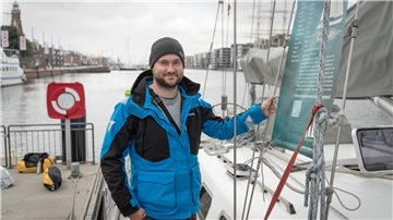 Mann auf einem Schiff