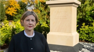 Ein Denkmal im Park: Gestaltung von Helmut-Kohl-Grab beendet Für Maike Kohl-Richter „war immer klar, dass das Grab letztlich Denkmalcharakter haben muss“.