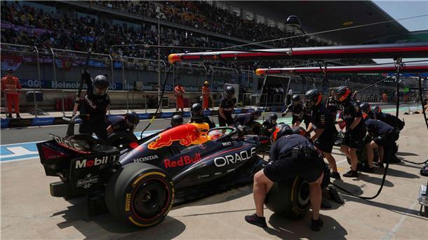 Erster Ferrari-Erfolg: Hamilton rast auf Pole Position Für Max Verstappen ist die Rolle des Jägers eine ungewohnte.