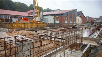 Für mehr Platz im Gymnasium in Langen: Ein Teil der Fundamente ist bereits fertig. In zwei Wochen sollen die ersten Wände aufgestellt werden.