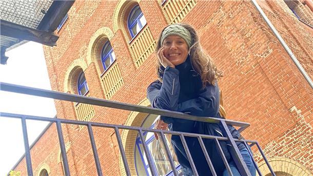 Neu am Bremerhavener Stadttheater: Sopranistin Meredith Hoffmann-Thomson Für Meredith Hoffmann-Thomson ist das historische Auswandererhaus mitten in Bremerhaven ein spannender Ort: Die Sopranistin, die in dieser Spielzeit neu am Stadttheater engagiert ist, kam selbst als künstlerische Auswanderin aus Amerika nach Europa.