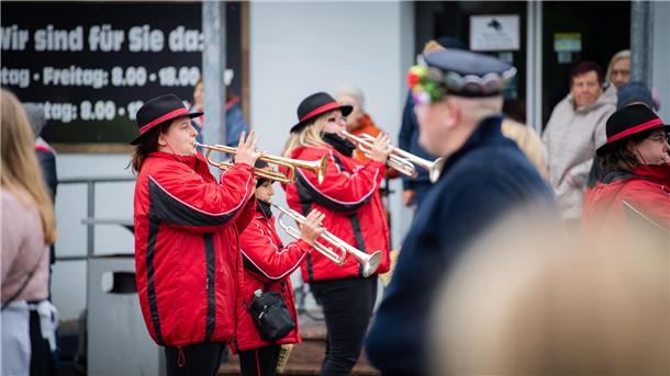 Wie es ist, das erste Mal beim Holtschentanz dabei zu sein Für musikalische Unterhaltung sorgte der Musikzug Burgdorf Ovelgönne.