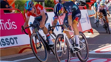 Für Primoz Roglic (r) läuft die Spanien-Rundfahrt nicht ideal.