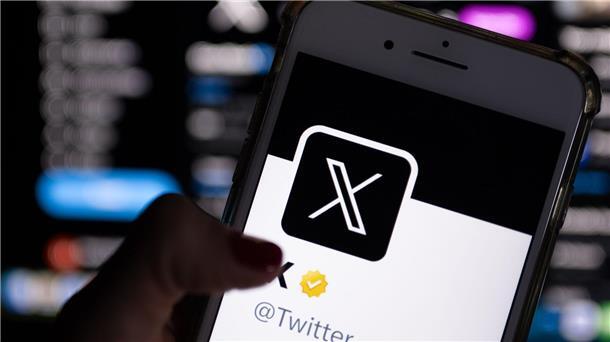 Musks X-Plattform lässt wieder politische Werbung zu Für rund vier Jahre war politische Werbung auf der Online-Plattform X (ehemals Twitter) nicht zugelassen.