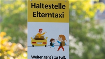 Für Schulen sind die „Elterntaxis“ oft eine Herausforderung. (Archivbild)