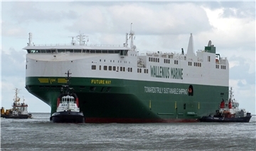 Großes Autotransportschiff der Reederei Wallenius Marine mit Aufschrift ‚FUTURE WAY‘, begleitet von mehreren Schleppern auf See.
