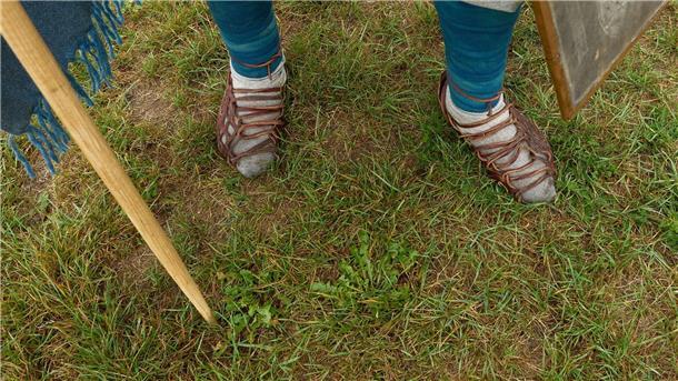 Wandern in alter Rüstung Für so eine lange Wanderung sind diese Schuhe nicht gerade ideal.