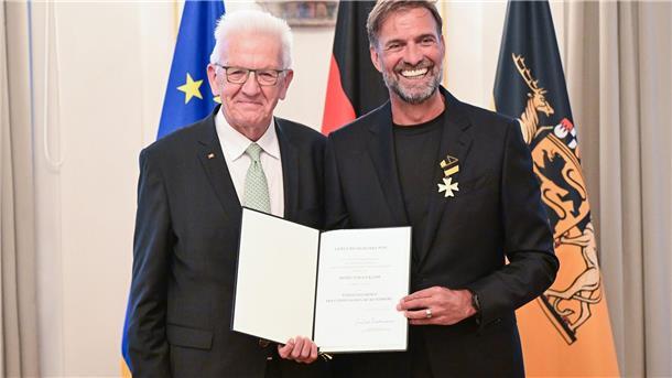 Für soziales Engagement: Ministerpräsident Winfried Kretschmann (l.) verleiht Jürgen Klopp den Verdienstorden des Landes Baden-Württemberg.