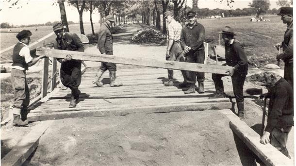 In der Wesermarsch wird eine Brücke gebaut.