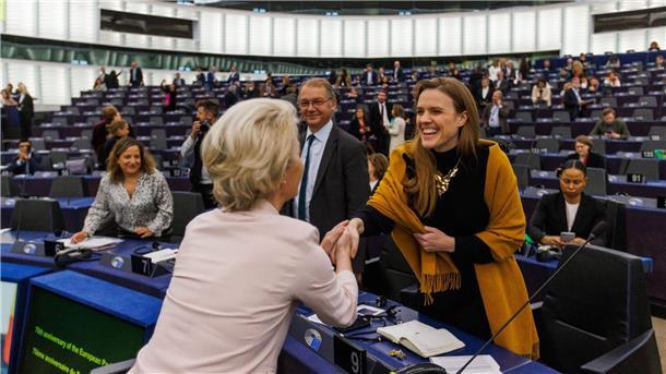 Reintke: von der Leyen soll schriftliche Zusagen geben Für Terry Reintke (r) sei es entscheidend, dass die Umwelt- und Klimapolitik der EU fortgesetzt und ausgeweitet werde.