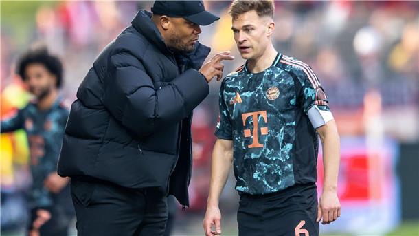 Für Trainer Vincent Kompany (l) ist Joshua Kimmich während der Spiele ein zentraler Ansprechpartner.