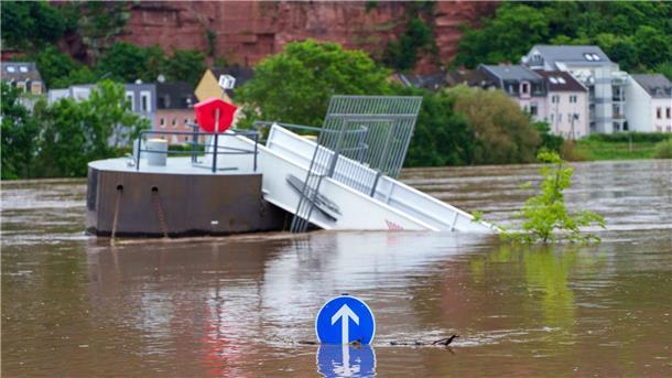 Hochwassernacht im Saarland - Scholz versichert Solidarität Für Trier hat der Deutsche Wetterdienst die höchste Warnstufe vergeben.