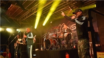 Für viele Besucher der musikalische Höhepunkt des Stadtfestes: der Auftritt von Golden Erection am Samstagabend auf der Bühne in der Fußgängerzone.