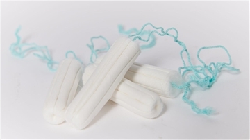 Für viele Mädchen und Frauen sind Periodenartikel laut Fachleuten zu teuer. (Symbolbild)