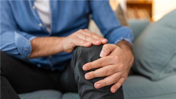 Gesunde Gelenke bis ins hohe Alter: Was hilft wirklich gegen Schmerzen? Älterer Herr hält sein linkes Knie fest.
