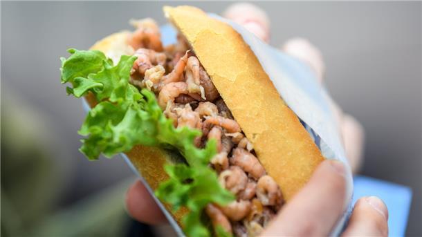 Preise auf Rekordniveau: Krabbenbrötchen kostet in Fedderwardersiel 14 Euro Krabbenbrötchen