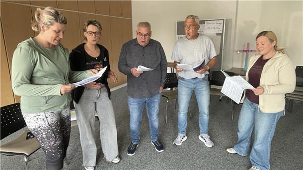 Männer und Frauen beim Singen. Fun Tonic probt für das nächste Konzert.