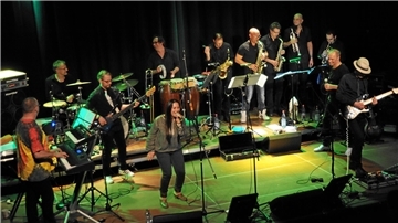 Funktomas auf der Bühne in der Jahnhalle.