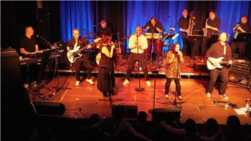 Band Funktomas & FFFF auf der Bühne der Jahnhalle.