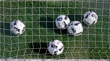 Fußbälle liegen in einem Fußballtor. In Kirchtimke sind immer wieder Bälle auf Grundstücken der Anwohner des Kirchtimker Sportplatzes gelandet. Künftig soll ein Ballfangzaun dies verhindern. (Symbolfoto)