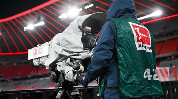 Wie Sky der Konkurrenz von DAZN die Suppe versalzen will Fußball: Bundesliga, Bayern München - FC Augsburg, 11. Spieltag in der Allianz Arena. Ein Kameramann steht vor dem Spiel im Stadion. (zu dpa: «Sky holt im zweiten Anlauf TV-Paket B - Konferenz bei DAZN»)