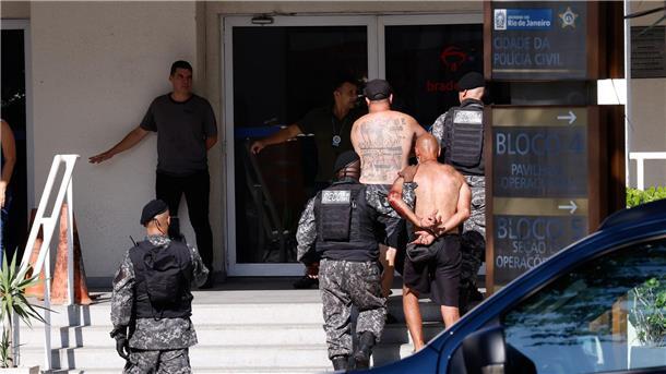 Tumulte vor Halbfinale in Rio: Mehr als 250 Festnahmen Fußball-Fans von Penarol werden nach Tumulten auf eine Polizeistation gebracht.