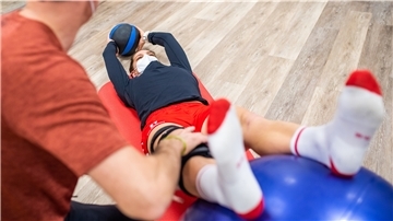Fußballerin Giovanna Hoffmann lässt sich nach Kreuzbandriss und Operation physiotherapeutisch in der Praxis von Olaf Bruns bei der Reha betreuen.
