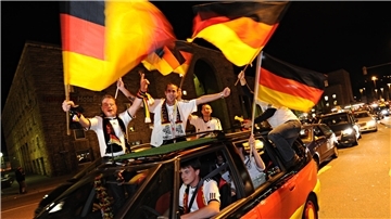 (Mit Kommentar) EM-Autokorsos in Nordenham: Ab wann ist für die Polizei Schluss mit lustig? Feiernde Fußballfans in einem Auto