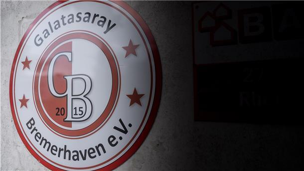 Fußballplatz Jahnwiese beim Speckenbüttler Park mit dem alten Logo von Galatasaray Bremerhaven.