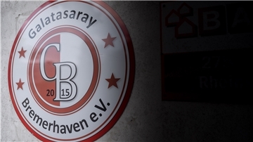 Fußballplatz Jahnwiese beim Speckenbüttler Park mit dem alten Logo von Galatasaray Bremerhaven.
