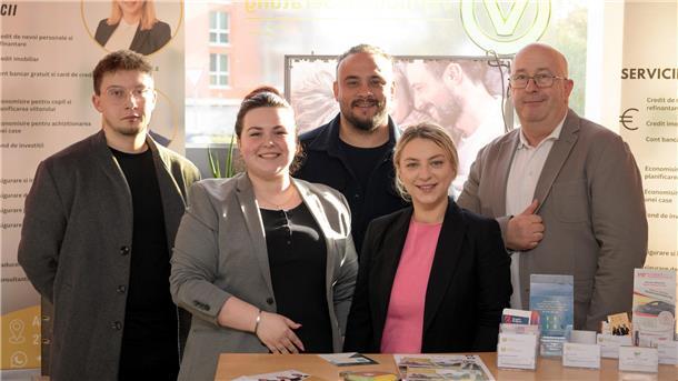 Hilfe in Loxstedt für rumänische Diaspora Fünf Personen – ein Mann, eine Frau, ein Mann, eine Frau und ein Mann - stehen an einem Tisch. Sie gucken in die Kamera.