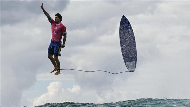 „Perfekte Welle“: Spektakuläres Foto des fliegenden Surfers Gabriel Medina bekam fast die Höchstwertung.