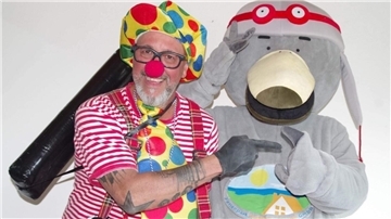 Gabriel Perez, hier mit dem Maskottchen des Ferienparks Fedderwardersiel, bietet in „Ricos Fun Park“ ein buntes Unterhaltungsprogramm für junge Gäste an.