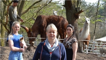 Gaby Meier-Thuröe (Mitte) stieß im Dezember auf einen Bericht über den in Not geratenen „Circus May“. Seitdem sammelt sie Spenden und kauft davon unter anderem Futter für die Tiere. Das Foto zeigt sie mit Zirkus-Chefin Tamara Frank (rechts) und Artistin Jasmin Frank.