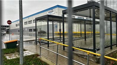 Gähnend leere Fahrradständer und Parkplätze: Amazon hat in Stade 2021 ein Verteilzentrum gebaut. Seit rund einem Jahr ist es fertig - aber nie in Betrieb gegangen. Hat sich der Konzern beim rasanten Ausbau seiner Logistik verkalkuliert?