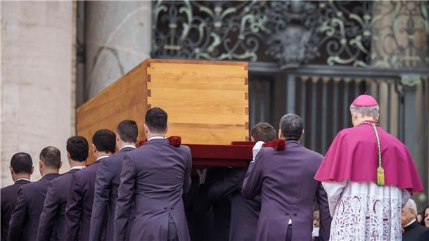 Gänswein küsst zum Abschied Benedikts Sarg Gänswein geht hinter dem Sarg von Benedikt XVI.